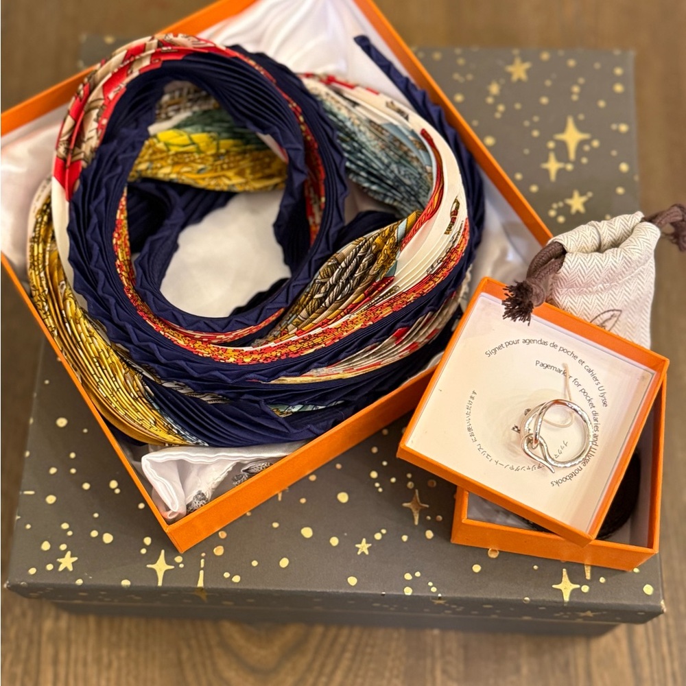 🧡✨Authentic vintage Hermès Silk Scarf ✨🧡